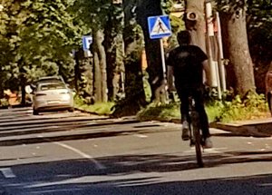 Mężczyzna jedzie na rowerze ulicą