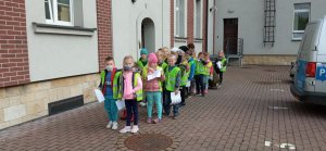 Dziedziniec pyskowickiego komisariatu. Dzieci wczesnoszkolne przed komisariatem.