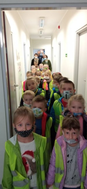 Dzieci  (grupa szkolna) w korytarzu w komisariacie