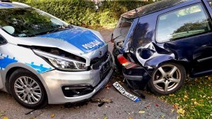 Policyjny radiowóz uderzył w tył volkswagena golfa. Volkswagen zatrzymał się na ogrodzeniu kościoła.