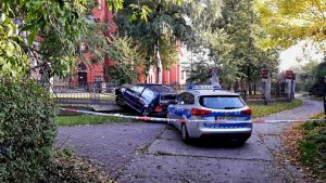 Policyjny radiowóz uderzył w tył volkswagena golfa. Volkswagen zatrzymał się na ogrodzeniu kościoła.