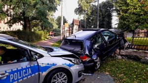 Policyjny radiowóz uderzył w tył volkswagena golfa. Volkswagen zatrzymał się na ogrodzeniu kościoła.