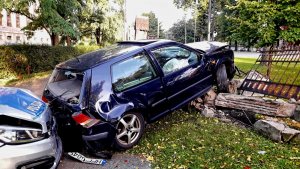 Policyjny radiowóz uderzył w tył volkswagena golfa. Volkswagen zatrzymał się na ogrodzeniu kościoła.