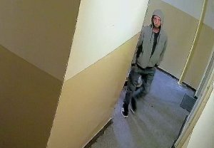 Zakapturzony mężczyzna na klatce schodowej