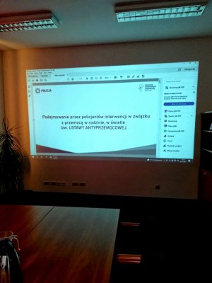 Slajd z napisem - podejmowanie przez policjantów interwencji na podstawie przepisów ustawy antyprzemocowej.