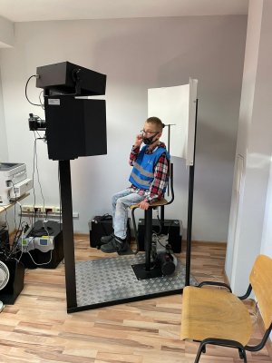 Chłopiec fotografowany na stanowisku zdjęć sygnalitycznych.