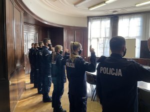 Policjanci składają ślubowanie.