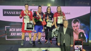 Finalistki 21. Mistrzostw Polski Seniorów w boksie na podium.
