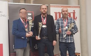 Trzej policjanci ubrani po cywilnemu. Trzymają puchary, na szyjach przewieszone medale.
Od lewej aspirant Sztabowy Tomasz Semik, młodszy aspirant Szymon Kołodziej, starszy aspirant Tomasz Sowierszenko.