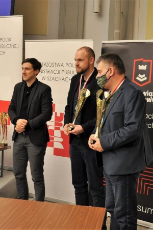 Trzej uczestnicy zawodów szachowych - po środku nasz finalista młodszy aspirant doktor Szymon Kołodziej