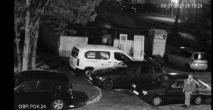 Parking osiedlowy nocą. Przy samochodzie marki Polonez stoi mężczyzna w średnim wieku.