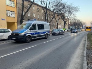 Ulica Rybnicka. Na pierwszym planie policyjny radiowóz, dalej samochód, który potrącił pieszego oraz policjanci.