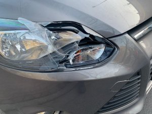 Rozbity prawy reflektor samochodu.