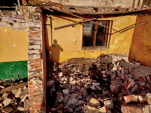 Ruina budynku, widać gruz ze zburzonych ścian i stropu.