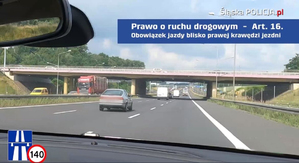 Widok autostrady trójpasmowej, środkowym pasem jedzie samochód osobowy.