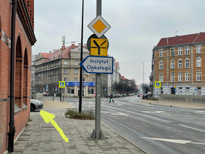 Skrzyżowanie ulic Częstochowskiej, Wrocławskiej i Konarskiego, po lewej stronie widać przód nieoznakowanego pojazdu policji - na którego wskazuje graficznie wykonana strzałka.