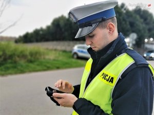 Policjant drogówki stojący na ulicy