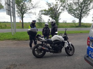 Policjanci kontrolują motocyklistów na ulicy.