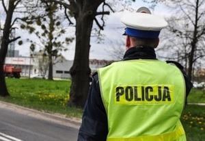 Policjant ruchu drogowego na ulicy.