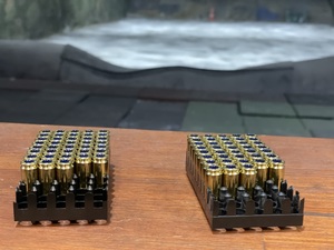 Amunicja do pistoletów, naboje ułożone w dwóch zasobnikach.