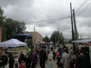Zdjęcie przedstawia tłum osób odwiedzających Festyn z okazji 50 lecia Tramwajów Śląskich. Po lewej stronie widać scenę oraz namiot profilaktyczny Wojewódzkiego Ośrodka Ruchu Drogowego, w centralnej części tłum odwiedzających ludzi z dziećmi, a po prawej stronie torowisko tramwajowe.