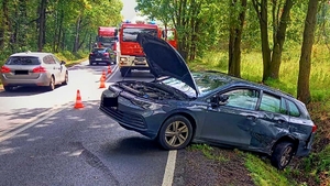 Miejsce wypadku. Leśna droga. Po prawej rozbity volkswagen passat.