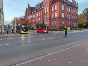 Policjant kieruje ruchem na skrzyżowaniu.