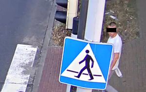 Na zdjęciu widzimy mężczyznę wchodzącego na oznakowane przejście dla pieszych - twarz komputerowo zamazana.