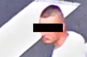 Na zdjęciu widać głowę mężczyzny, fragment zdjęcia z kadru obrazującego jego przemarsz przez przejście. Twarz zasłonięta komputerowo.
