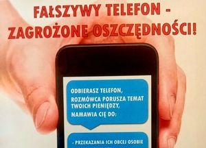 Na zdjęciu widzimy telefon komórkowy i rękę która go trzyma - na ekranie sa informacje o fałszywym telefonie i zagrożonych oszczędnościach.