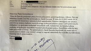 Na zdjęciu list o treści: Szanowny Panie Komendancie,
piszę do Pana by pochwalić pracę dwóch policjantów, prawdopodobnie z Gliwic: Pan aspirant Sebastian Zaręba oraz Pan posterunkowy Jacek Kuczera. W dniu 26.12.2022 około 18.30 przyjechali do Knurowa w sprawie kolizji samochodów. Pomimo stresującej nas sytuacji, panowie na miejscu fachowo zwrócili uwagę na bezpieczeństwo nasze i osób postronnych, dokładnie ze spokojem wysłuchali wszystkich osób, wykazywali się wysoką kulturą osobistą, na spokojnie wszystkim wyjaśnili przysługujące prawa. Życzyłbym sobie aby tacy ludzie pracowali w Policji. Pan posterunkowy Jacek Kuczera dopytywał czy może nam w czymś jeszcze pomóc oraz zwrócił uwagę by zagrzać samochody bo w środku są małe dzieci. Gratuluję takich pracowników.