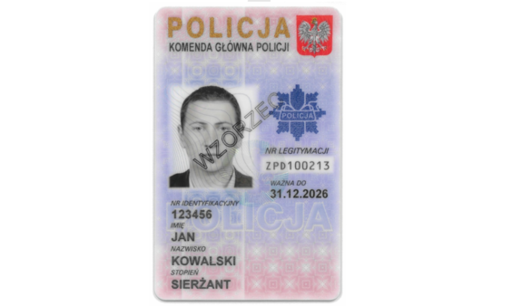 Na zdjęciu plastikowa legitymacja policyjna z e zdjęciem mężczyzny. Na środku napis WZÓR