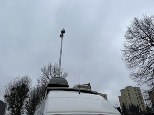 Na zdjęciu wysięgnik z kamerą monitoringu wysunięty nad policyjnym furgonem.