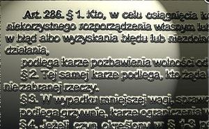 Zdjęcie metalowej tabliczki na którym wyryto artykuł 286 kodeksu karnego - oszustwo.