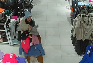 Na zdjęciu młoda kobieta (poszukiwana) w sklepie odzieżowym.