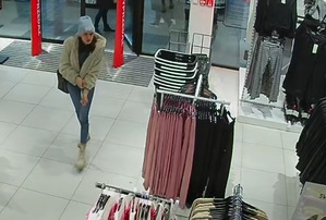 Na zdjęciu młoda kobieta (poszukiwana) w sklepie odzieżowym.