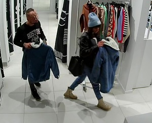 Na zdjęciu młoda kobieta (poszukiwana) w sklepie odzieżowym. Idze w towarzystwie mężczyzny.