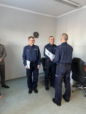 Komendant miejski wręcza akty mianowania nowym komendantom knurowskiej jednostki.