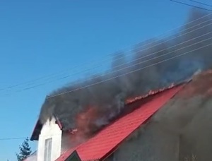 Na zdjęciu palący się dach domu jednorodzinnego.