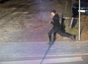 Na zdjęciu widać uciekającego młodego człowieka
