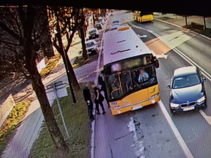 Na zdjęciu zatrzymany autobus komunikacji miejskiej i policjanci wyprowadzający z autobusu zatrzymanego.