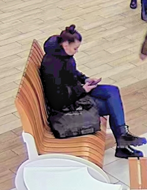 Na zdjęciu kobieta siedząca na ławce.