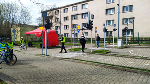 Na zdjęciu widać panoramiczny tor przeszkód wraz z uczestnikami oraz namiot organizatora.