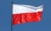 Polska flaga na wietrze.