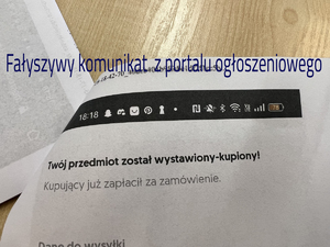 Na zdjęciu widzimy fotografię kartki z wydrukiem screenu ekranu telefonu komórkowego na którym jest informacja o sprzedaniu przedmiotu.