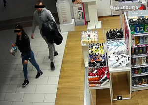 Na zdjęciu kobieta i mężczyzna wychodzący ze sklepu - mają zamazane twarze.