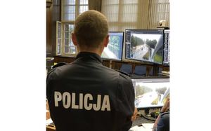 Policjant patrzy w monitory