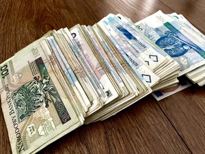 Na zdjęciu widzimy duży plik banknotów