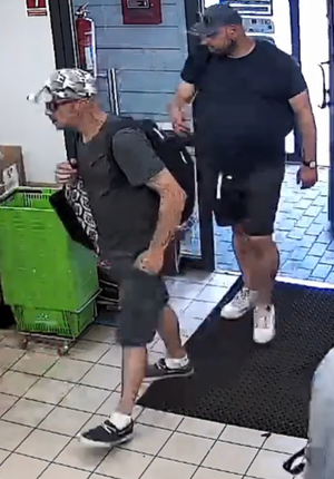 Widzimy dwóch mężczyzn wchodzących do sklepu.