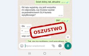 Na zdjęciu rozmowa przez komunikator whatsapp. Z pieczęcią - OSZUSTWO